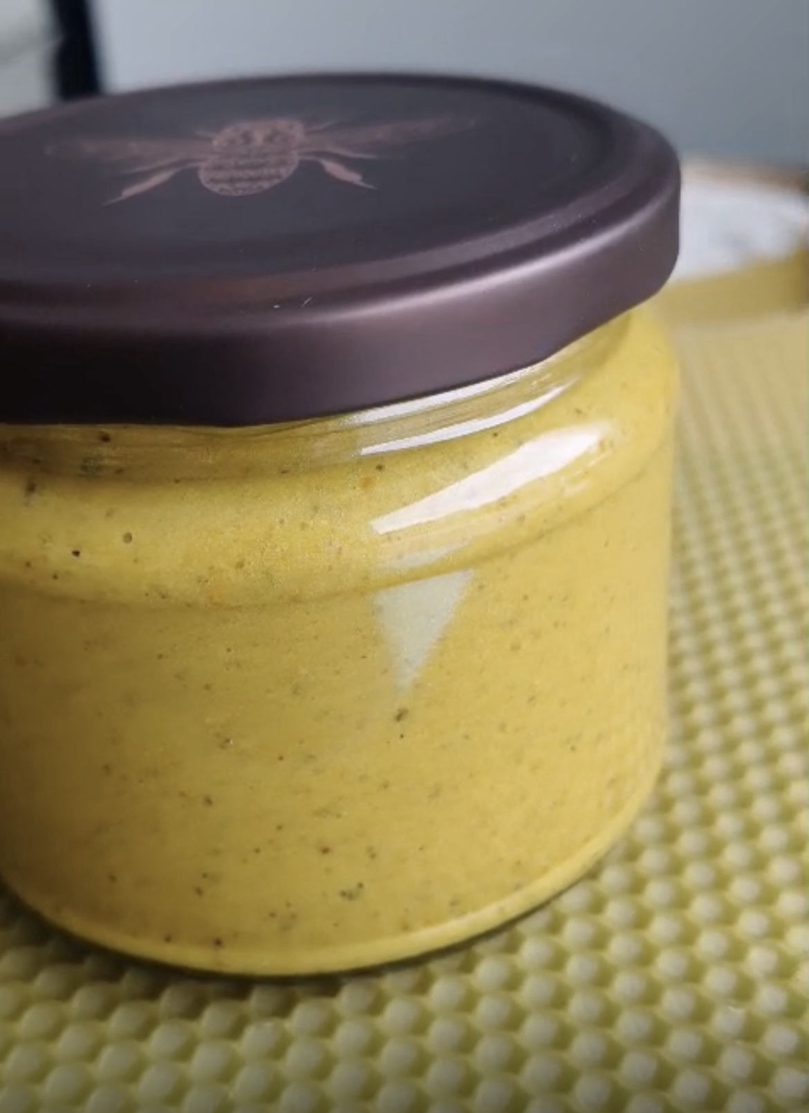 Miód z pyłkiem kwiatowym